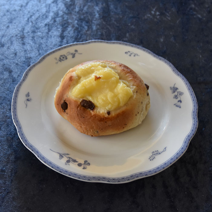 "Shellboller" (boller med sjokoladeboter og vaniljekrem) Ingredienser: 1 l Hvetemel 1 pk Gjær 1 dl Sukker 1 ts Kardemomme 3 ½ dl Melk 100 g Margarin 100 g Kokesjokolade (grov hakket) 1 Egg til pensling (valgfritt) Vaniljekrem: 5 dl Melk 1 Egg 40 g Smør 100 g Sukker 1 ss Vaniljesukker 35 g Maisenna https://heidisboble.no/ @heidisboble