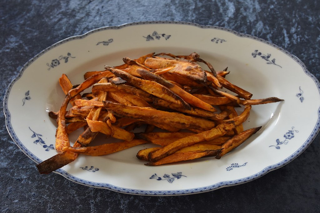 Søtpotet chips i airfryeren Ingredienser 2 Søtpoteter (mellomstore) 1 ss Olivenolje (extra virgin) ½ ts Chilipulver ½ ts Hvitløkspulver Salt, peppere Dip 2 ss Barbecuesaus 4 ss Yoghurt (avrent eller gresk) 1 ts Tabasco Salt (ved behov) https://heidisboble.no/ @heidisboble