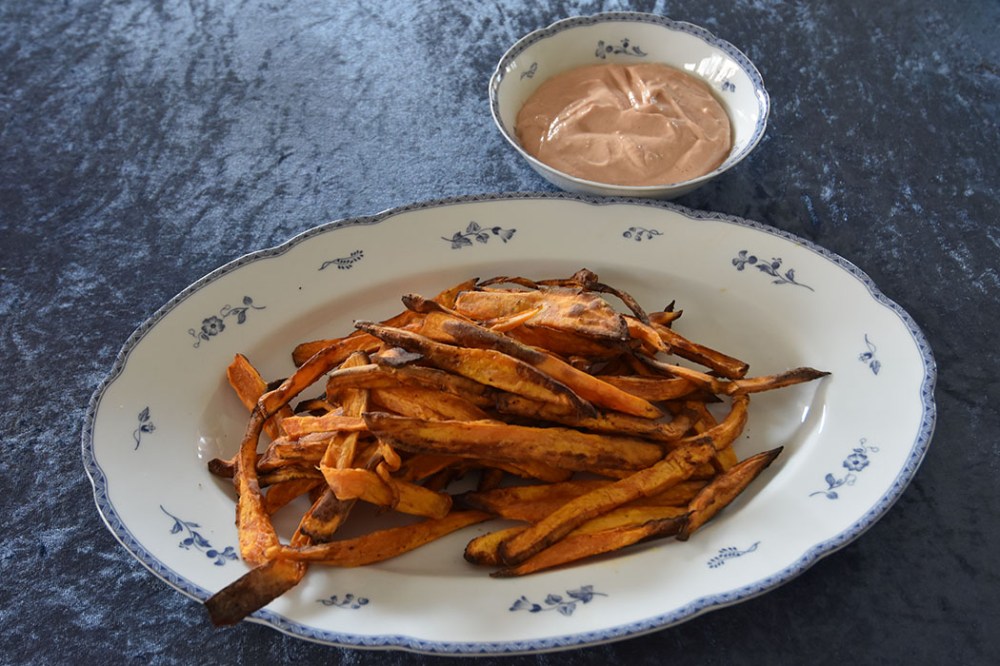 Søtpotet chips i airfryeren Ingredienser 2 Søtpoteter (mellomstore) 1 ss Olivenolje (extra virgin) ½ ts Chilipulver ½ ts Hvitløkspulver Salt, peppere Dip 2 ss Barbecuesaus 4 ss Yoghurt (avrent eller gresk) 1 ts Tabasco Salt (ved behov) https://heidisboble.no/ @heidisboble