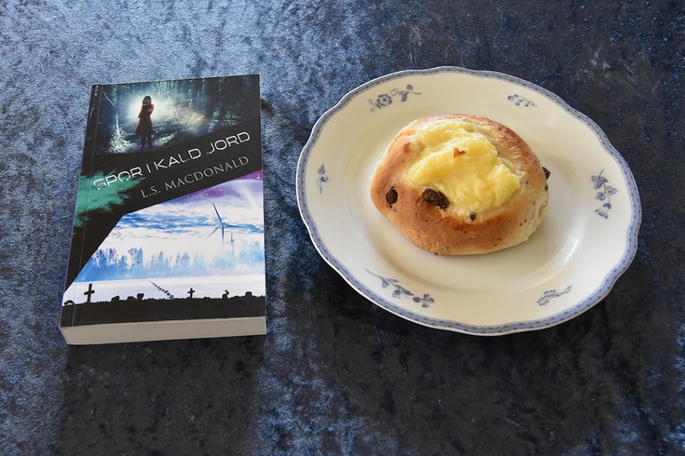 Macdonald, L.S. (2023) «Spor i kald jord» Macademics Forlag
og
"Shellboller" (boller med sjokoladeboter og vaniljekrem)
Ingredienser:
1 l Hvetemel
1 pk Gjær
1 dl Sukker
1 ts Kardemomme
3 ½ dl Melk
100 g Margarin
100 g Kokesjokolade (grov hakket)
1 Egg til pensling (valgfritt)
Vaniljekrem:
5 dl Melk
1 Egg
40 g Smør
100 g Sukker
1 ss Vaniljesukker
35 g Maisenna
https://heidisboble.no/
@heidisboble