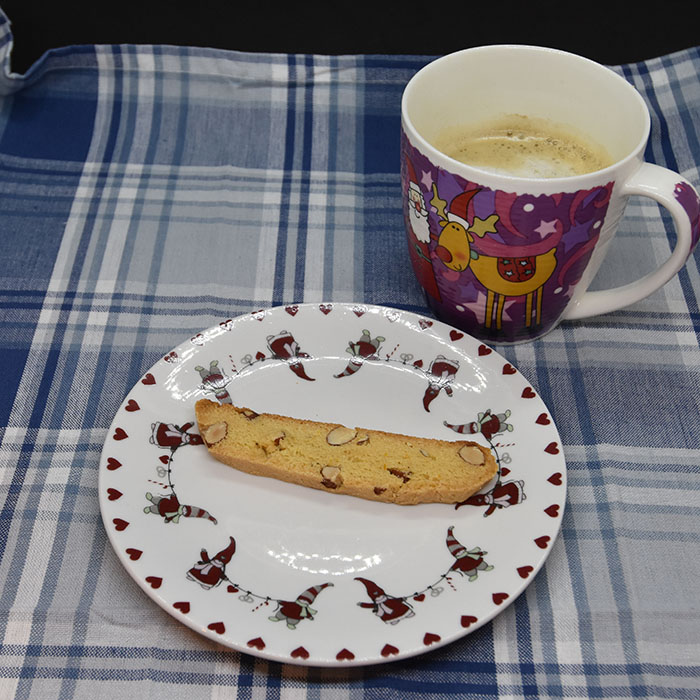 Biscotti med appelsin og mandler Ingredienser 180 g Smør 3 dl Sukker 1½ ss Appelsinskall (raspet) 2 Egg 8 – 9 dl Hvetemel 1 ts Bakepulver 2 dl Mandler (ca 125 g) https://heidisboble.no/ @heidisboble