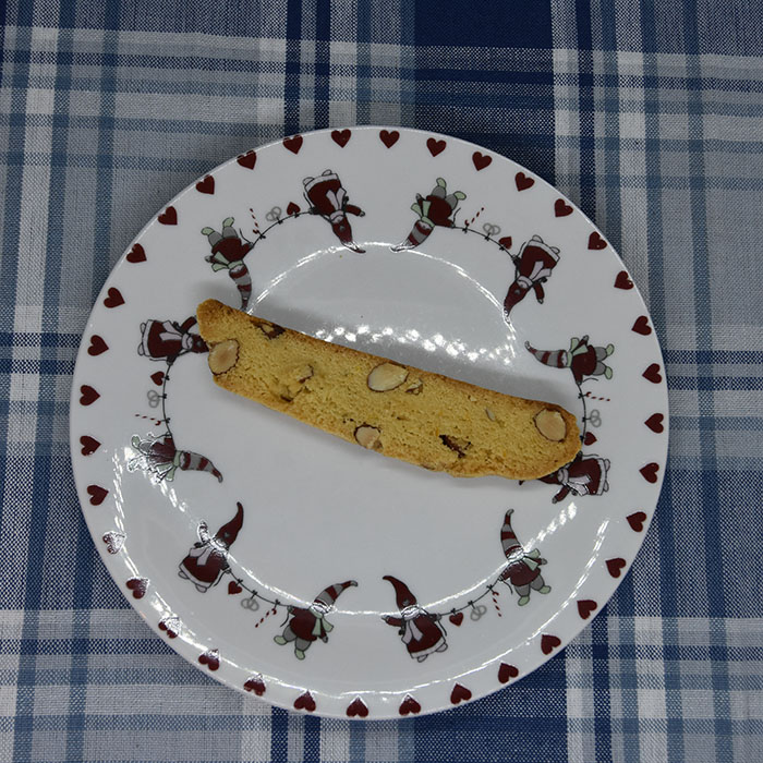 Biscotti med appelsin og mandler Ingredienser 180 g Smør 3 dl Sukker 1½ ss Appelsinskall (raspet) 2 Egg 8 – 9 dl Hvetemel 1 ts Bakepulver 2 dl Mandler (ca 125 g) https://heidisboble.no/ @heidisboble