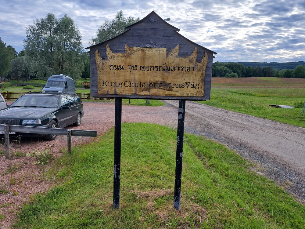 Kong Chulalongkorn vei - skilt
bilde tatt 20240622
@heidisboble
www.heidisboble.no
