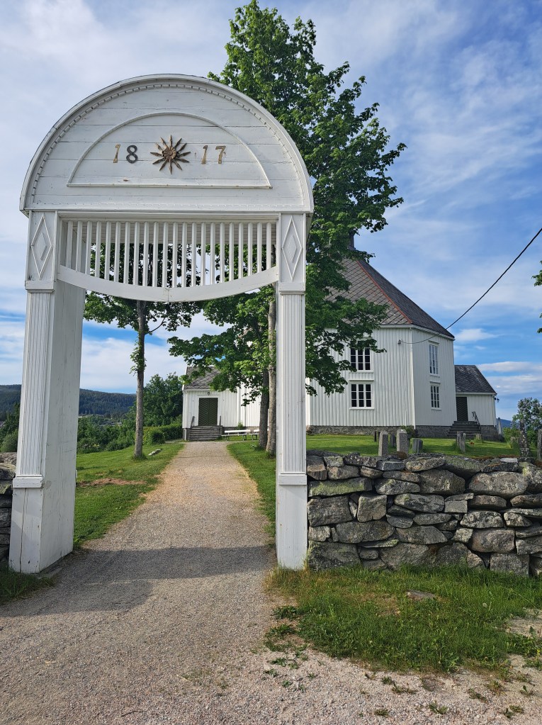 Inngangsparti Hemne kirke Brekka 17 A, 7200 Kyrksæterøra, Norge Bilde tatt 20240527 @heidisboble www.heidisboble.no