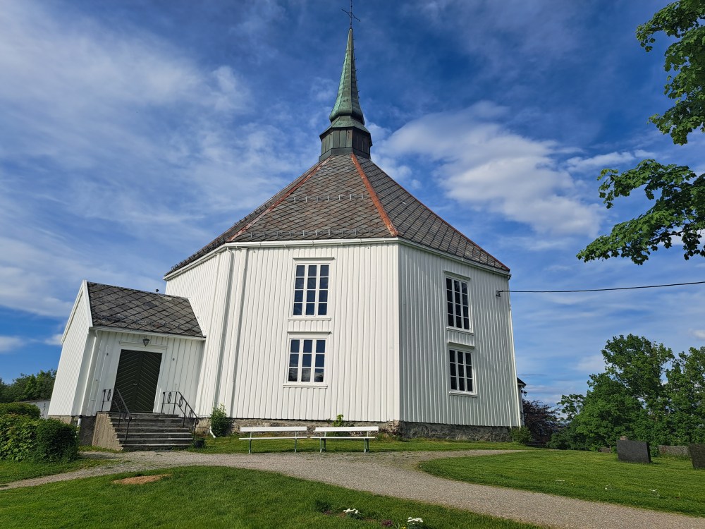 Hemne kirke Brekka 17 A, 7200 Kyrksæterøra, Norge Bilde tatt 20240527 @heidisboble www.heidisboble.no