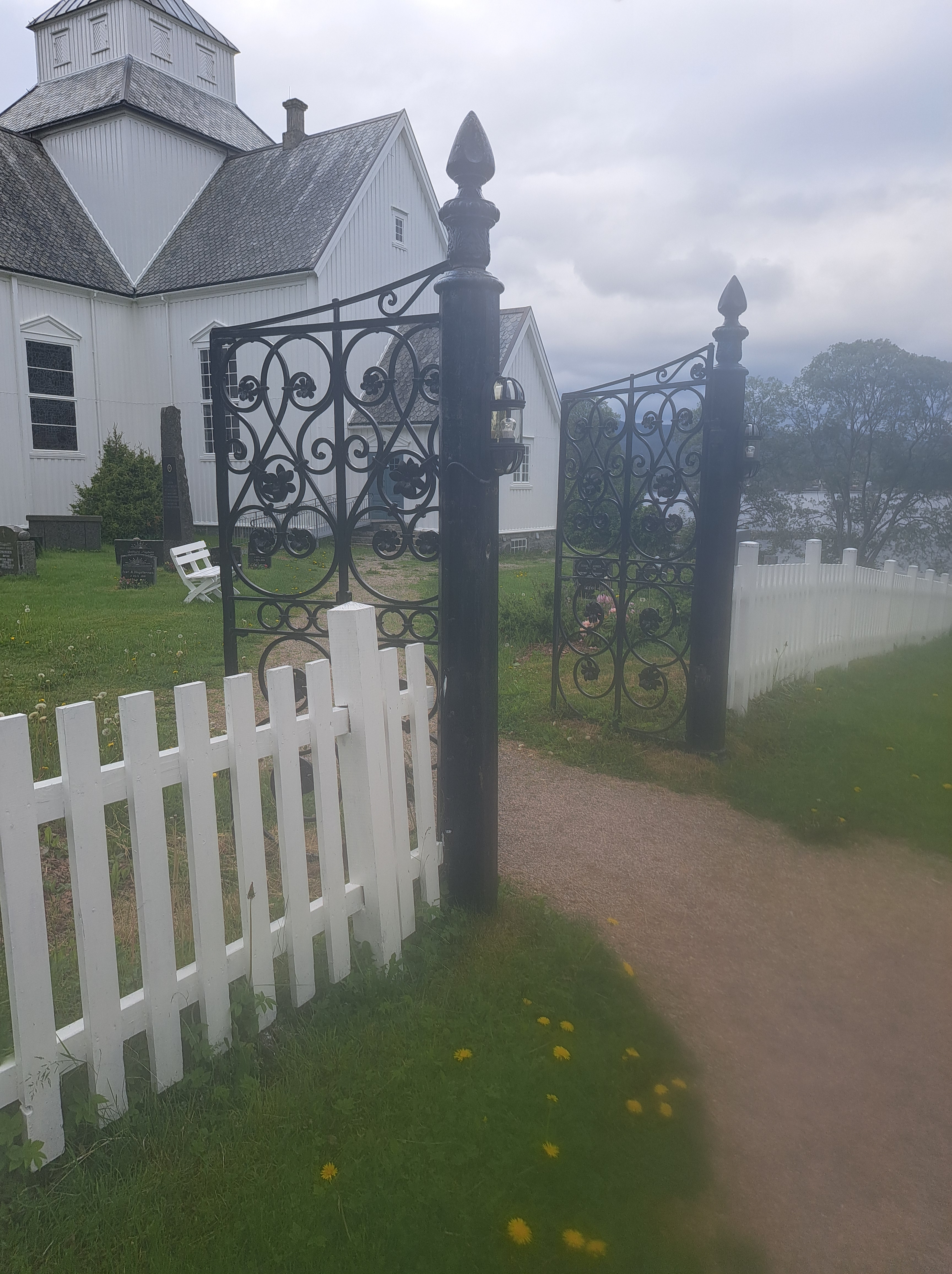 Aure kirke Aursundvegen 147, 6690 Aure @heidisboble www.heidisboble.no biletatt 200240528