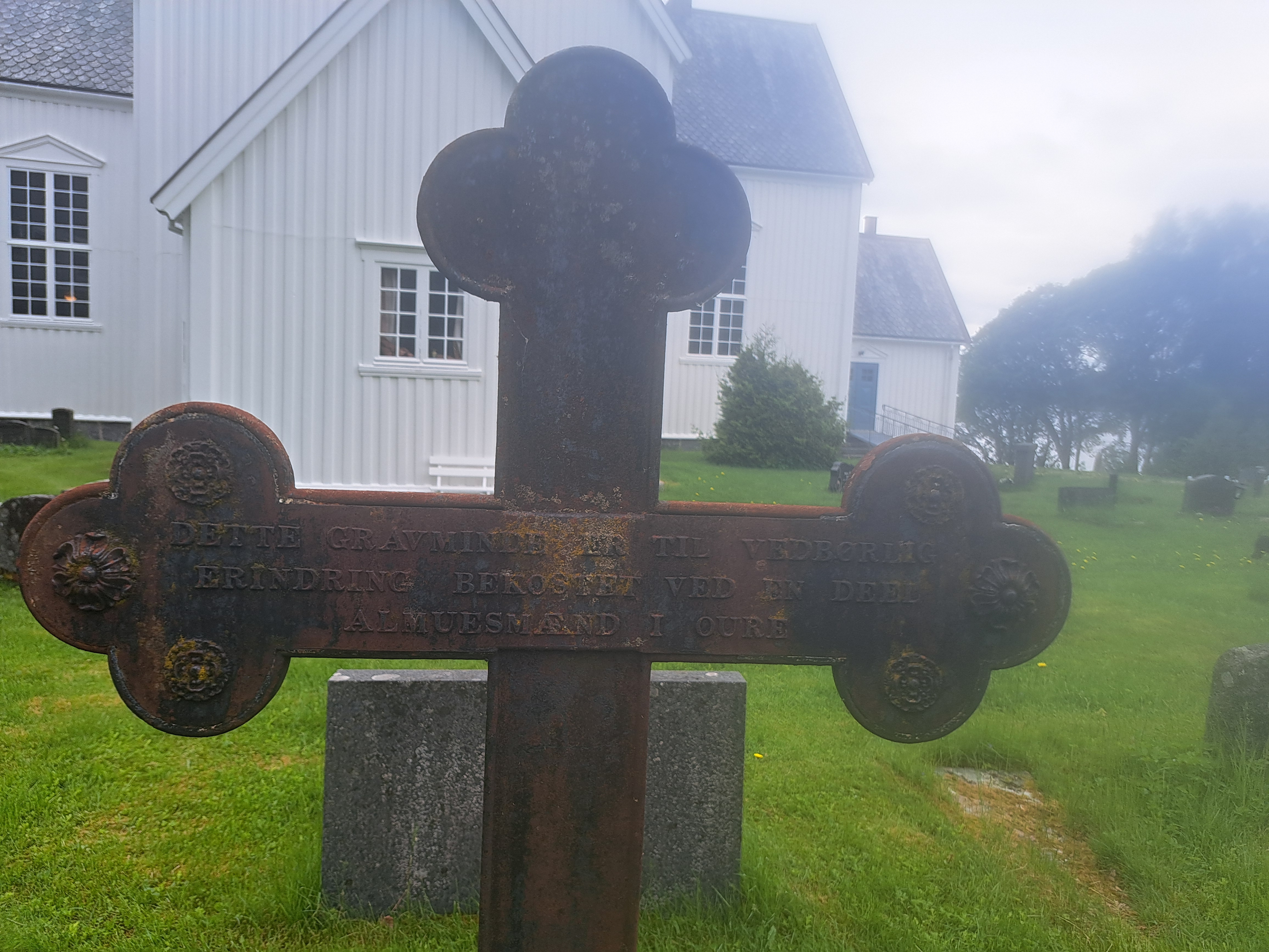 Aure kirke Aursundvegen 147, 6690 Aure @heidisboble www.heidisboble.no biletatt 200240528