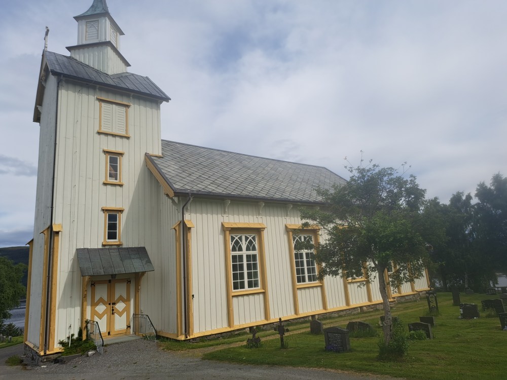 alsøyfjord kirke: 6687 Otnes @heidisboble www.heidisboble.no bildet att 20240529