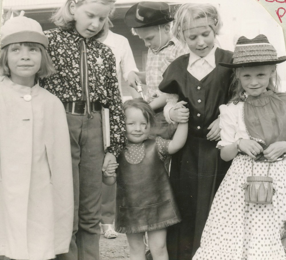 Gjester i min 8 års dag Bilde tatt 19700512 @heidisboble www.heidisboble.no