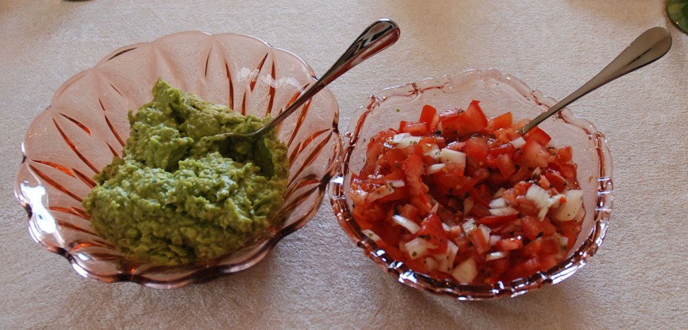 Guacamole Ingredienser: 6 Avokadoer 1 fedd Hvitløk (finhakket) ½ Løk (finhakket) ½ Chili (grønn, finhakket, uten frø) ¼ ts Spisskummin 2 ss Limesaft 3 ss Koriander (finhakket) 1 ½ ts Flaksalt Heidisboble.no @heidisboble