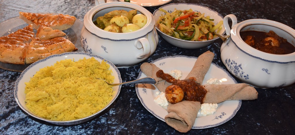 Ruths eritreiske kyllinggryte med egg (Tsebhi derho) Ingredienser 1 kg Kylling eller høne 1 kg Rødløk (finhakket) 1 ½ Sitron (i biter) 2 – 2 ss Olje (solsikke) 3 ss Berbere 1-2 ss Hvitløk (finhakket) 1-2 ss Ingefær (finhakket) ½ dl Kryddersmør (tegelse tesmi) eller 1/3 etiopisk smør, 1/3 rørossmør, 1/3 meierismør 2 ts Kardemomme 1 ss Tomatpure 1 boks Tomater (hermetiske) 1 ts Pepper ½ ts Kardemomme 2 stilker Selleri (finhakket) Persille (fersk, finhakket) 1 kvist Rosmarin (fersk, finhakket) 4-6 Egg Tilbehør: Himbasha eller Ris eller Injera - lefser https://heidisboble.no/ @heidisboble