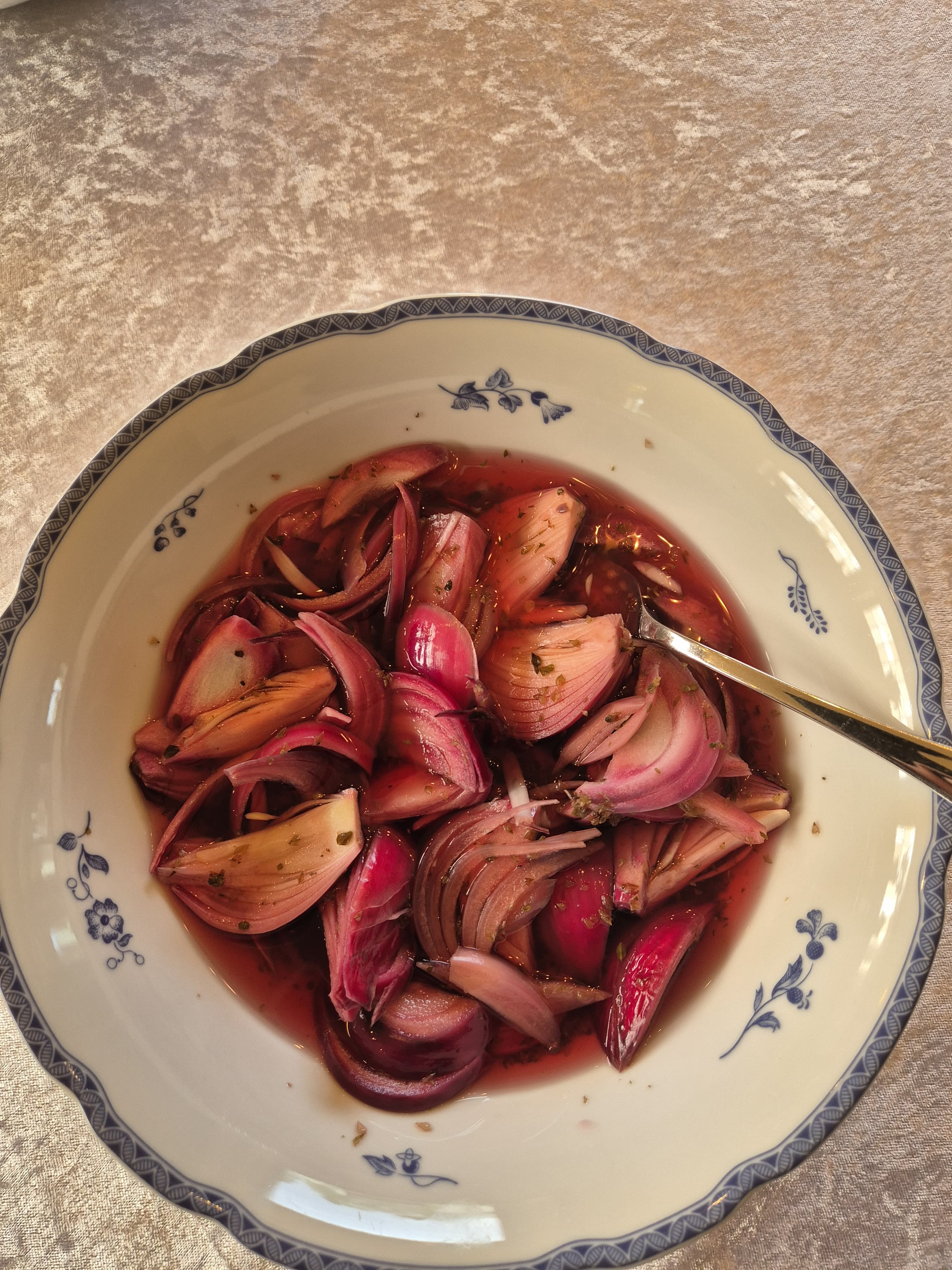 Syltet rødløk 1-2 Rødløk 1 dl Vann ½ dl Eddik (7%) 1 dl Sukker heidisboble.no @heidisboble