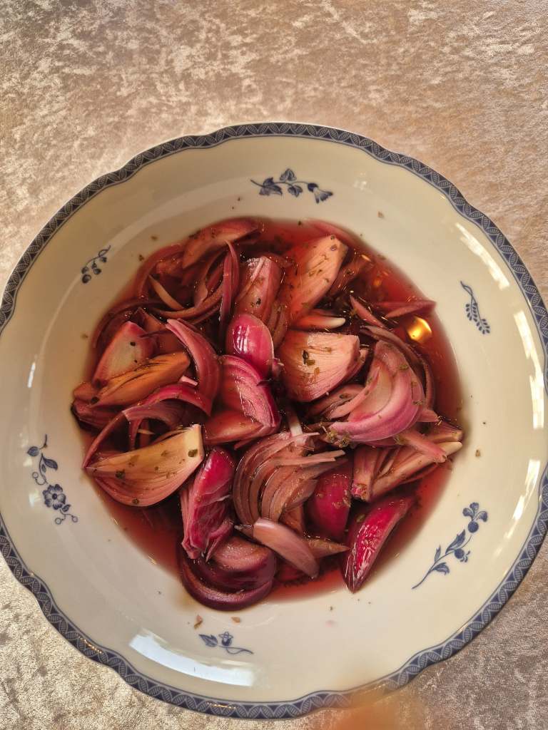 Syltet rødløk 1-2 Rødløk 1 dl Vann ½ dl Eddik (7%) 1 dl Sukker heidisboble.no @heidisboble