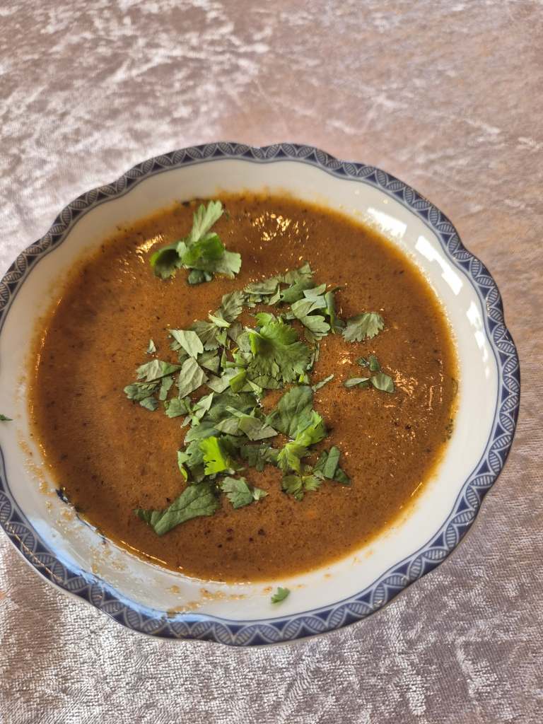 Langstekt tacokjøtt
Langstekt tacokjøtt

Jeg bruker svinefillet eller svinekotelett til denne oppskriften, men du kan bruke det kjøttet du vil.
Jeg lager dette i ei jernpanne, hvis du ikke har ei jernpanne kan du steke alt i ei stekepanne, så koke ut stekepanna med vannet, og tilsette alt i en kasserolle som tåler stekeovn. Har du ikke steke ovn kan du la  kjøttet småputre på plata isteden. Det går het fint.

Porsjoner	Tid	Vanskelighetsgrad
4- 6		

Ingredienser

 Ca 1250	Svinekjøtt (uten bein)
1 ss	Smør 
1 ss	Olje (nøytral)
2	Løk (gule)
2	Gulrøtter 
1 stilk	Selleri (liten)
2 fedd	Hvitløk
½ 	Chili (rød)
2 ½ ts	Spisskummin (malt)
2 ½ ts	Koriander (malt)
2 ½ ts	Paprikapulver
2 ½ ts	Gurkemeie
1 ts	Oregano (tørket)
1 fl	Porter (mørkt øl)
1 bx	Tomater (hermetiske)
3 dl	Vann
1	Lime (tørket, valgfritt)
	Koriander (fersk, hakket)


Slik gjør du:
1 Sett stekeovnen på 125 graader
2 Skjær svinefilleten i 3 – 4 biter
3 Skrell løk, gulrot og hvitløk
4 Finhakk:
- Grønnsaker
- Hvitlløk
- Chili, og
Legg dem hver for seg
5 Sett på ei jernpanne,
- Ha i smør og olje
- Stek bitene av kjøttet
(hver for seg)
- Ta ut bitene og legg dem på et fat
6 Slå ned til middels varme,
- Ha i smør og olje
- Tilsett løken og la den surre 
- Tilsett gulrot og surr videre
- Når løken er blank,
Tilsett selleri. hvitløk og chili
- Surr videre i ca 1 min.
- Tilsett krydder
- Surr videre i ca 1 min
7 Tilsett øllet
- kok opp
- Tilsett tomater og vann
- Kok opp
- Ha i den tørkete limen
8 Sett det i stekeovnen i ca 5 timer 
9 Server med tortillalefser, guacemole og salsa

heidisboble.no
@heidisboble