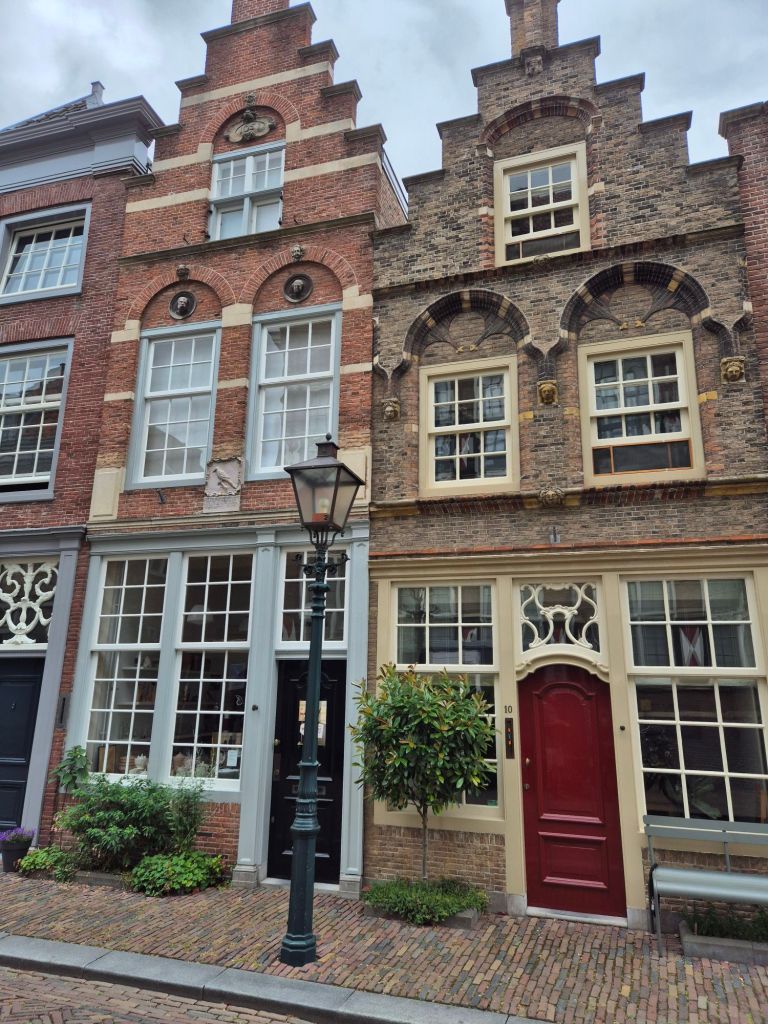 Gamle murstein og kjærlighet på trappa – en dag i Dordrecht
@heidisboble
heidisbible.no