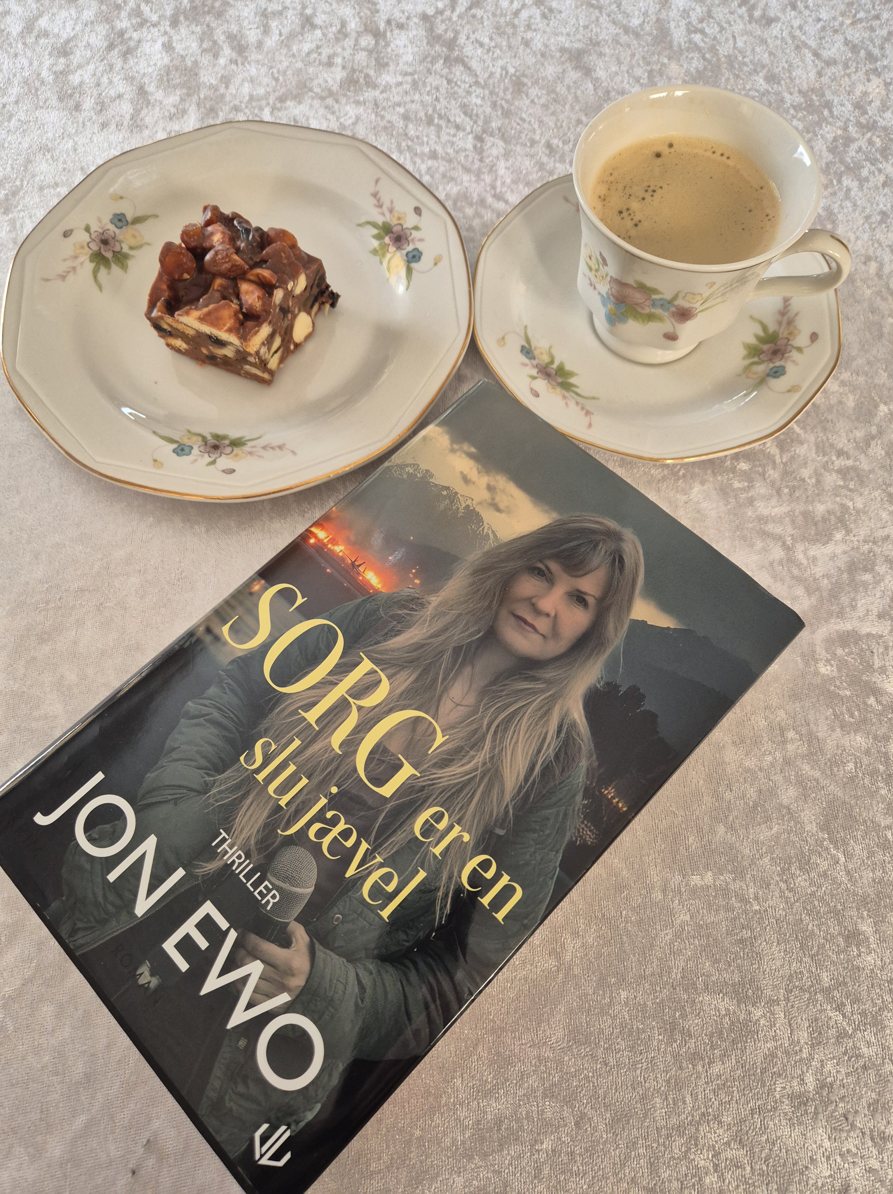 Bokanmeldelse: Jon Ewo(2025) "Sorg er en slu jævel". Forlagshuset Vestfold Heidisboble.no @heidisboble