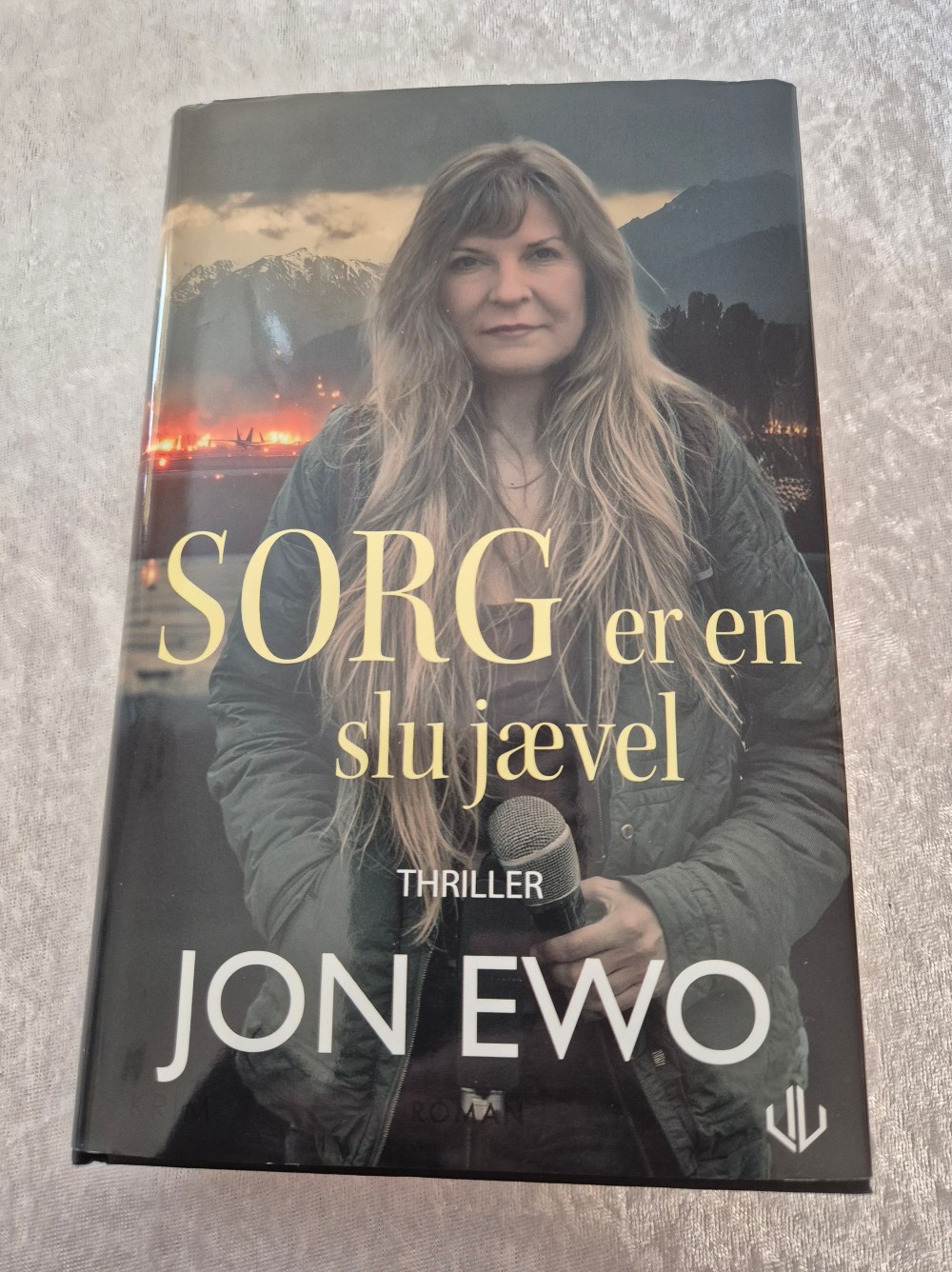 Bokanmeldelse: Jon Ewo(2025) "Sorg er en slu jævel". Forlagshuset Vestfold Heidisboble.no @heidisboble